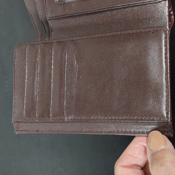 Quad-Fold Croc Embossed Leather Wallet - Picture 6 of 10